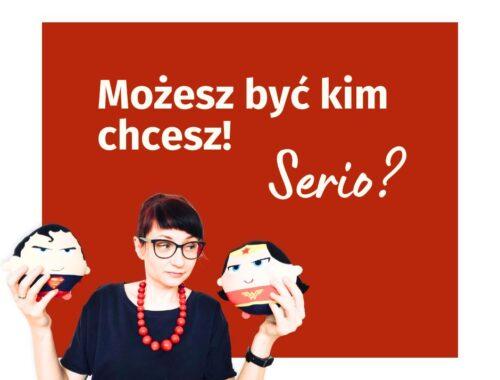 Joanna Rzońca z maskotkami, czerwone tło