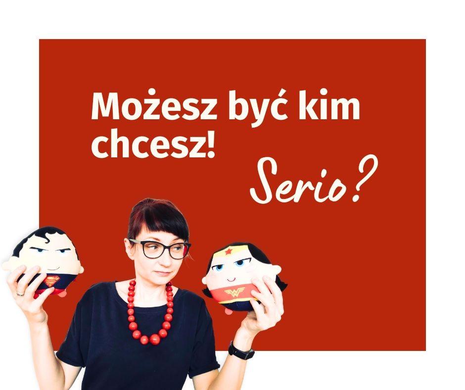 Joanna Rzońca z maskotkami, czerwone tło