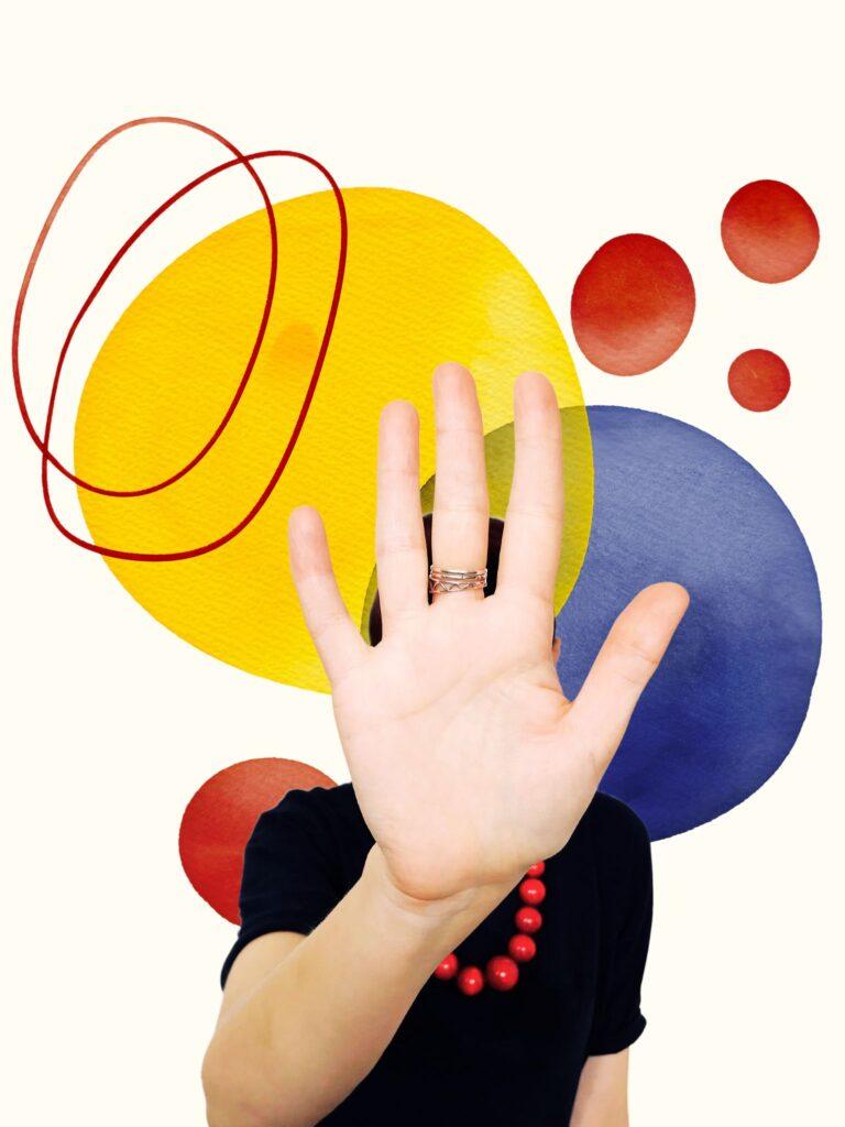 Wizerunek kobiety z wysuniętą wewnętrzną częścią dłoni, która zasłania jej twarz